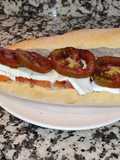 Bocadillo de salmón con queso fresco de cabra con tomate