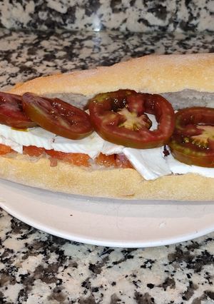 Una foto de Bocadillo de salmón con queso fresco de cabra con tomate