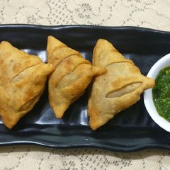 A picture of Samosa in jodhpuri kachori flavor.