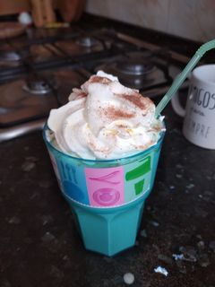 Una foto de Batido de galleta con nata😋