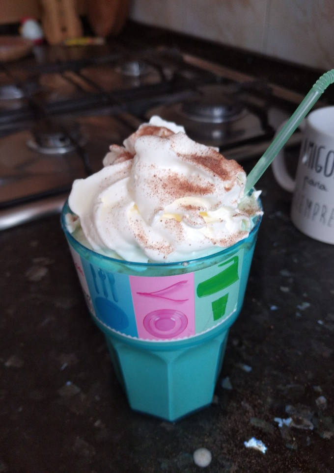 Una foto de Batido de galleta con nata😋