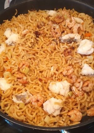 Una foto de Fideuá con rape y gambas