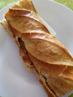 Una foto de Bocadillo de lomo con queso 🧀 #1