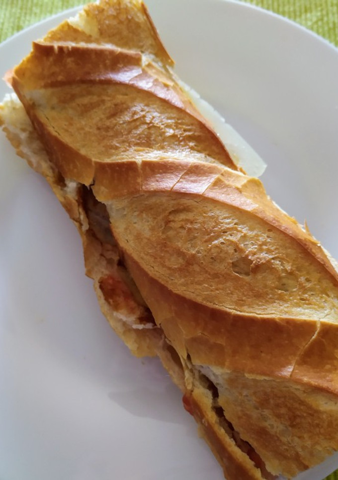 Una foto de Bocadillo de lomo con queso 🧀 #1
