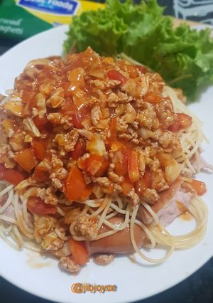 รูปของ สปาเก็ตตี้สอดไส้กรอกซอสมะเขือเทศหมูสับ