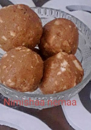 बेसन गोंद मखाना लड्डू रेसिपी मुख्य फोटो