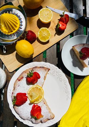 Una foto de Bizcocho de fresas 🍓 y limón 🍋!!