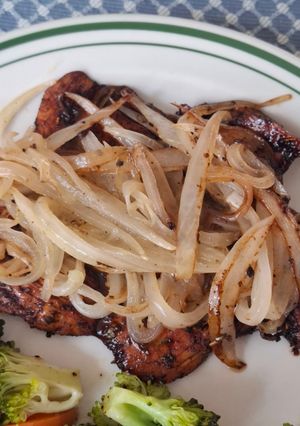 Una foto de Pechugas encebolladas fáciles
