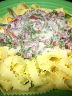 Una foto de Pasta italiana con espárragos silvestre y jamón currado