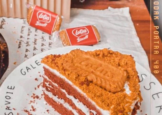 Red velvet biscoff cake 🍰