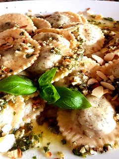 Una foto de Sorrentino de espinaca c/ pesto de albahaca y almendras #Mercado
