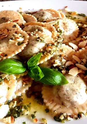 Una foto de Sorrentino de espinaca c/ pesto de albahaca y almendras #Mercado