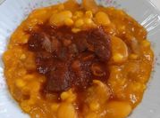 Una foto de locro com salsita