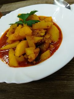 Paprikás krumpli füstölt kolbásszal recept fotója
