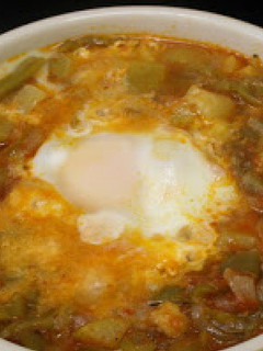 Una foto de Pisto con huevos escalfados