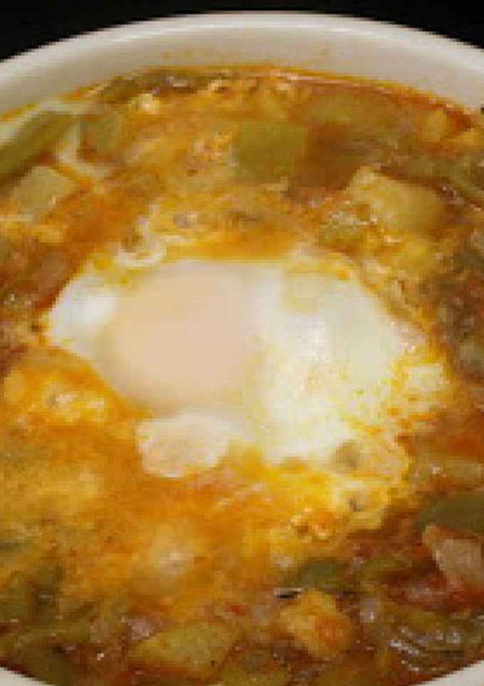 Una foto de Pisto con huevos escalfados
