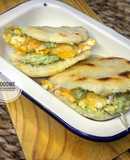 🌿Arepas rellenas de scrambled eggs con emmental y guacamole de maíz🌿