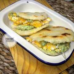 Una foto de 🌿Arepas rellenas de scrambled eggs con emmental y guacamole de maíz🌿