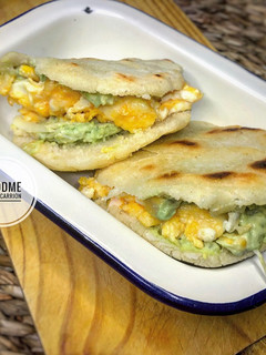 Una foto de 🌿Arepas rellenas de scrambled eggs con emmental y guacamole de maíz🌿