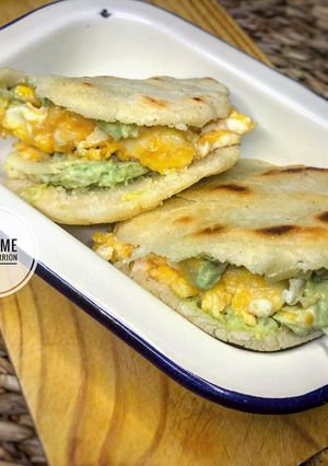 Una foto de 🌿Arepas rellenas de scrambled eggs con emmental y guacamole de maíz🌿