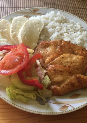Fűszeres csirkemell szeletek, friss salátával, mozzarellával, rizzsel recept fotója