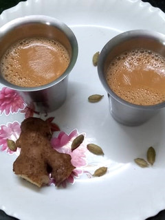ஏலக்காய், இஞ்சி டீ(ginger cardamom tea recipe in tamil) செய்முறை முக்கிய புகைப்படம்