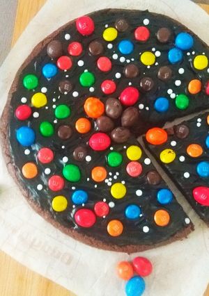 A picture of M & M Brownie Pizza.