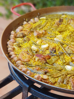 Una foto de Paella de pollo, conejo y mandonguilles