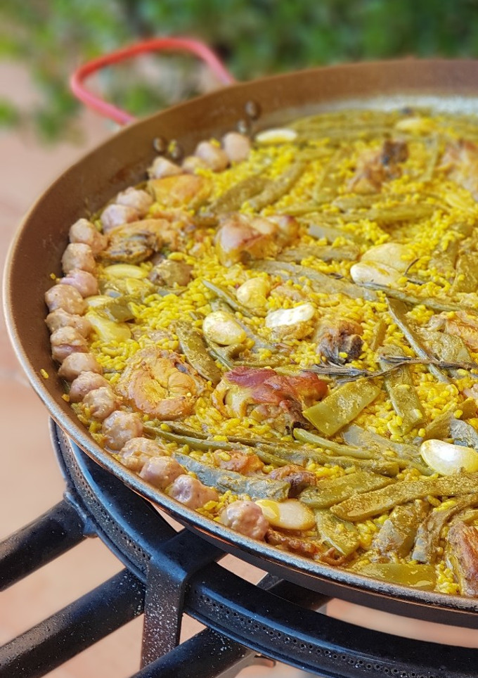 Una foto de Paella de pollo, conejo y mandonguilles