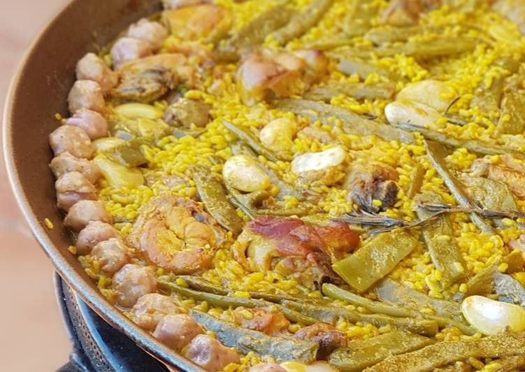 Paella de pollo, conejo y mandonguilles