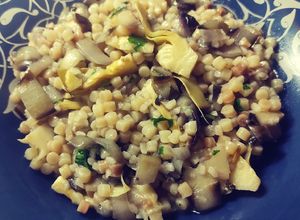 Foto di Fregula con radicchio tardivo e carciofini sott'olio