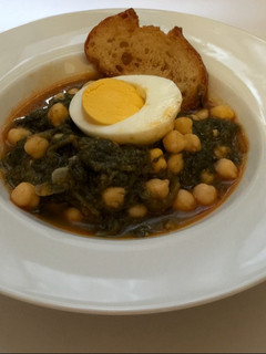 Una foto de Garbanzos con espinacas