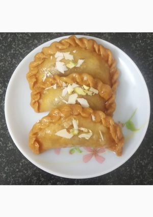 A picture of Gujiya.