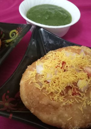 A picture of Khasta kachori.