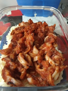 Una foto de 🥘 Arroz con calamares en sofrito de tomate