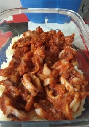 Una foto de 🥘 Arroz con calamares en sofrito de tomate