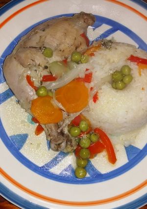 Una foto de Arroz con pollo arvejado