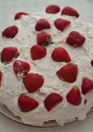 Una foto de 🎂Tarta de Fresas con Nata 🍓