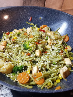 Una foto de Tallarines con vegetales y pollo al Wok