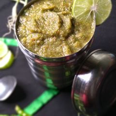 A picture of Green garlic chutney.