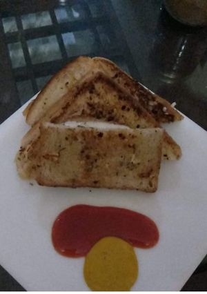 A picture of Chilli Cheese Garlic Bread.