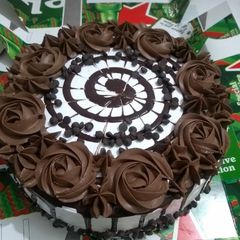 A picture of Chocolate flowers cake.