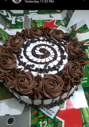 A picture of Chocolate flowers cake.