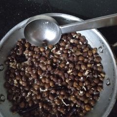 Coconut oil greased black channa A picture of Coconut oil greased black channa.