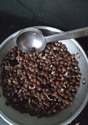 A picture of Coconut oil greased black channa.