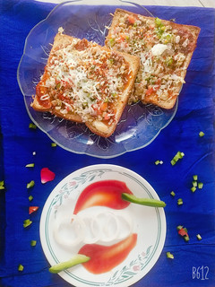 બ્રેડ પીઝા(bread pizza recipe in gujarati) રેસીપી મુખ્ય ફોટો