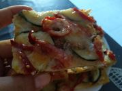 Una foto de calabacín tomates cherry mozzarella