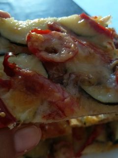Una foto de Coca de verduras, anchoas y mozzarella