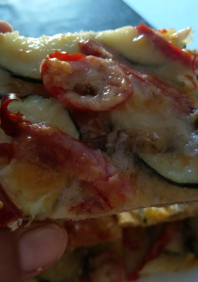 Una foto de Coca de verduras, anchoas y mozzarella