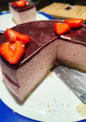 Une photo de Bavarois aux fraises et coulis de myrtilles